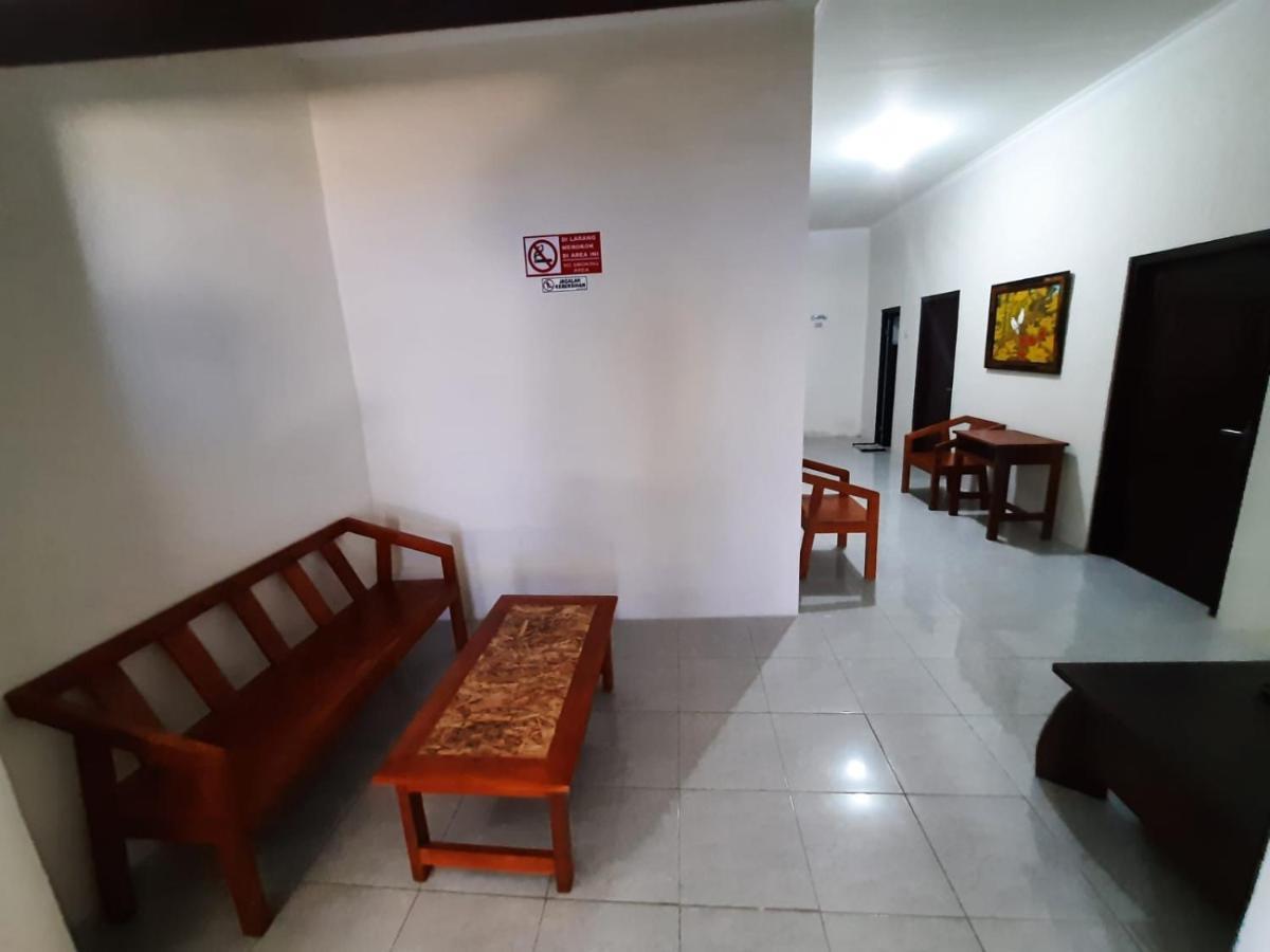 999 Khs Homestay ギリマヌク エクステリア 写真