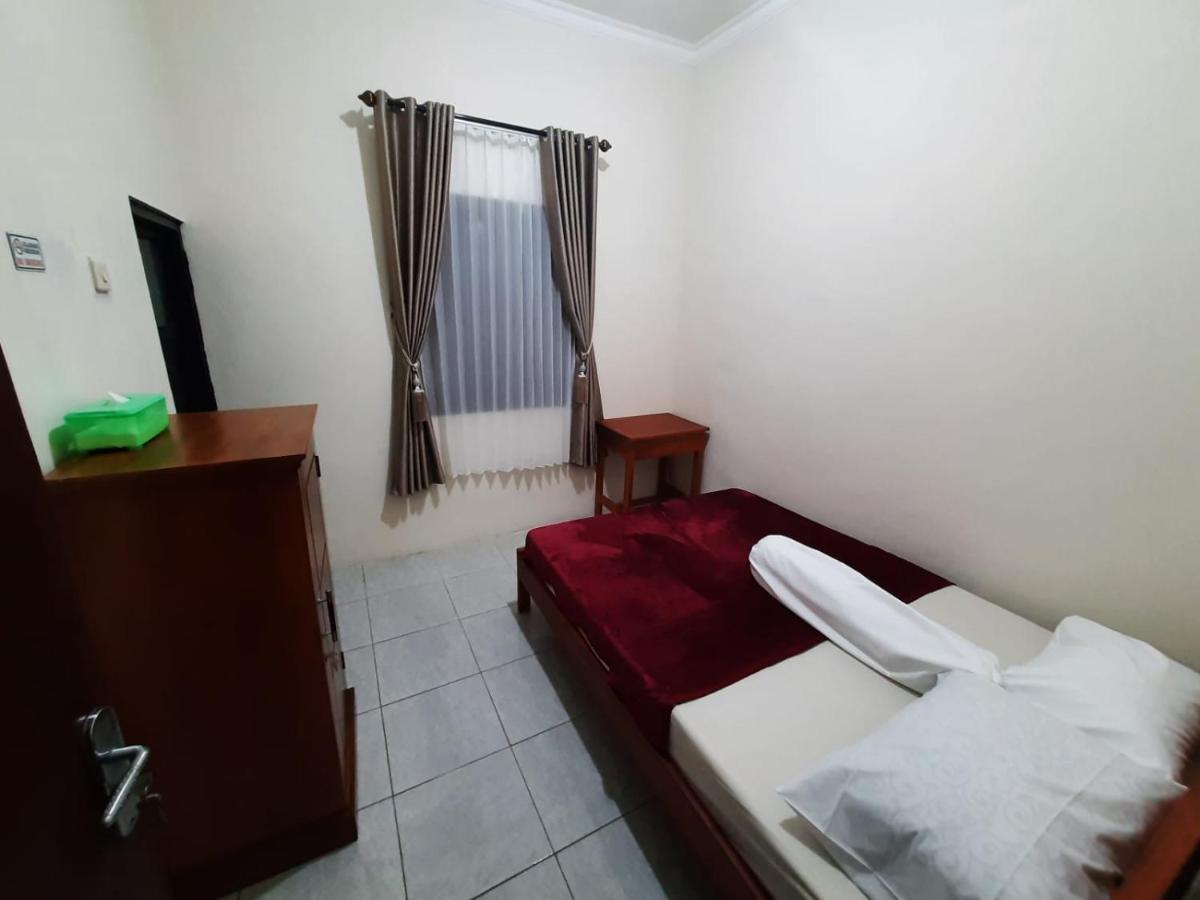 999 Khs Homestay ギリマヌク エクステリア 写真
