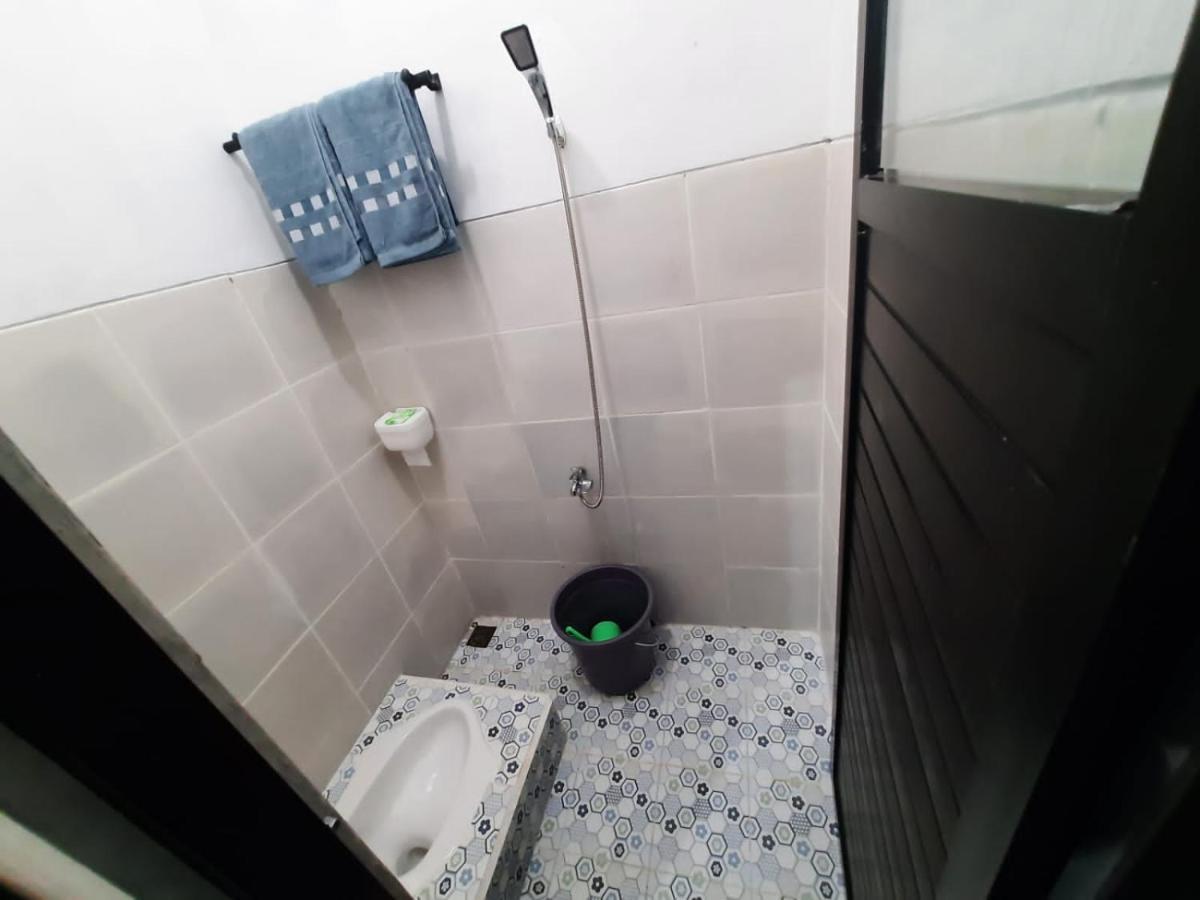 999 Khs Homestay ギリマヌク エクステリア 写真