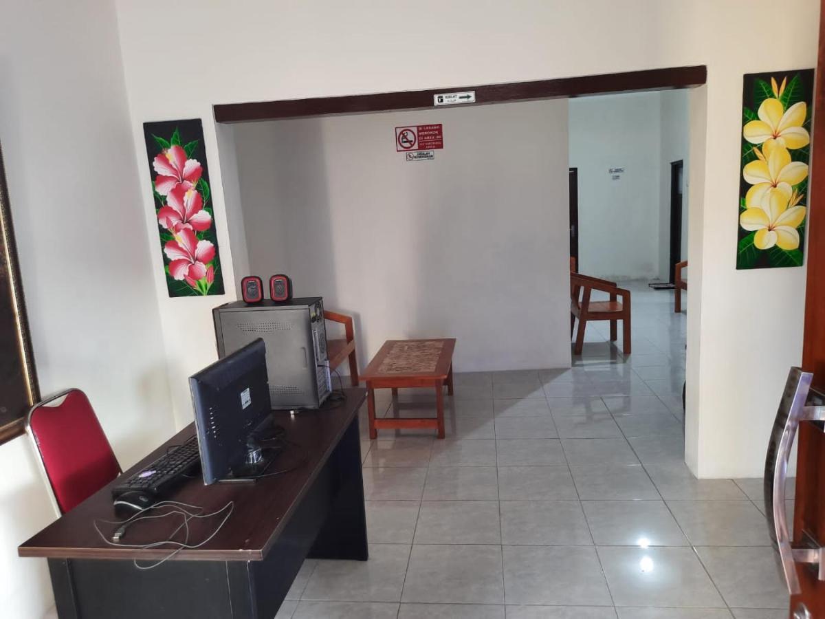 999 Khs Homestay ギリマヌク エクステリア 写真