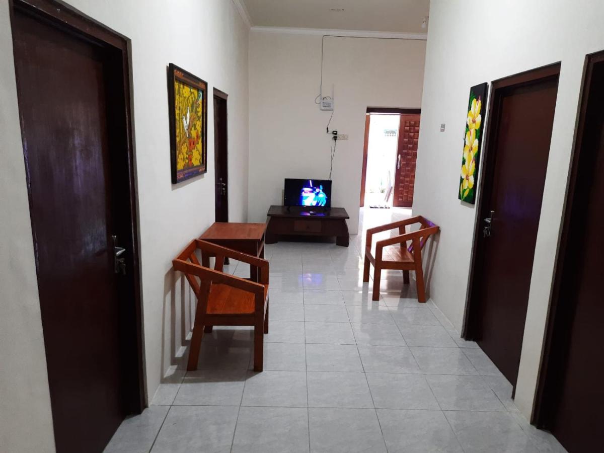 999 Khs Homestay ギリマヌク エクステリア 写真